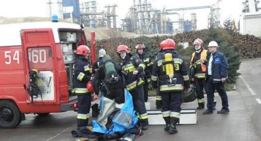 Pożar w Kronospanie w Szczecinku. Z ogniem walczyło osiem zastępów straży pożarnej