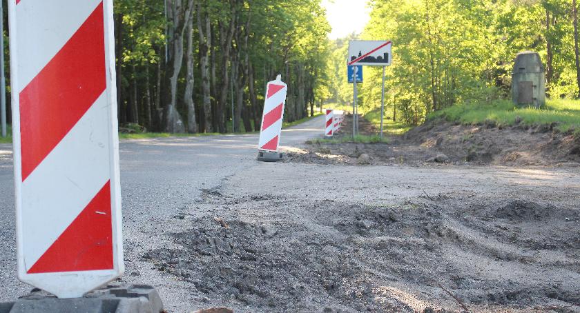 Pracowicie na drogach powiatu. Kierowcy muszą być cierpliwi
