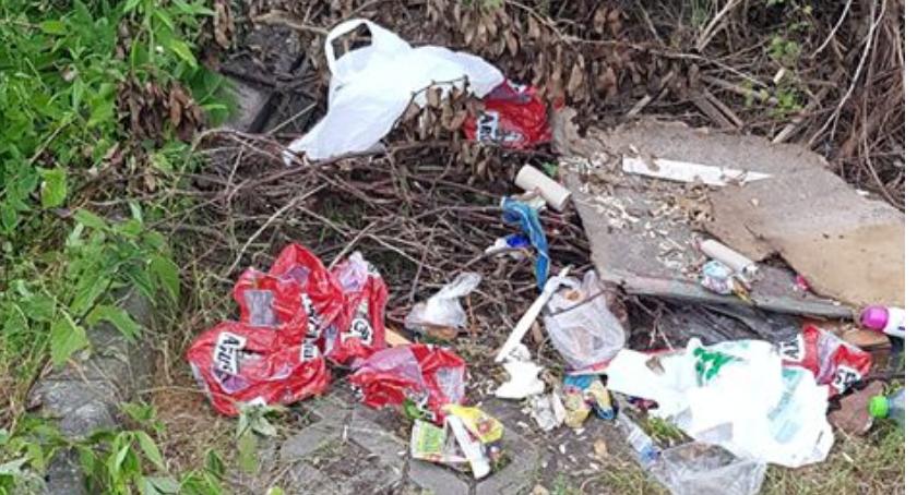 Małe wysypisko śmieci w centrum Szczecinka? Mieszkańcy Zaułka proszą o interwencję [Wrzuć Temat]