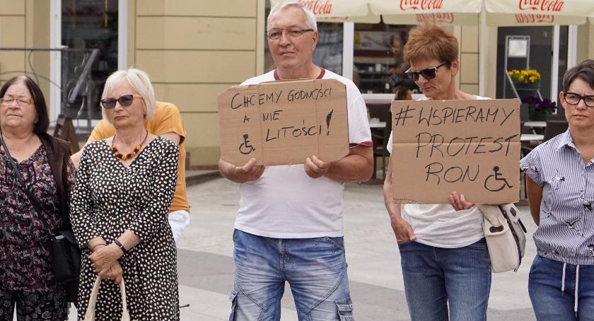Dzień SuperMatki w ramach protestu. Mini manifestacja na placu Wolności
