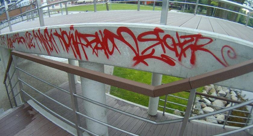 Nowy piętrowy pomost w Szczecinku został zdewastowany 