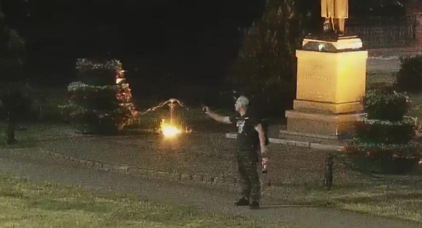 Pistolet i cola pod pomnikiem Piłsudskiego