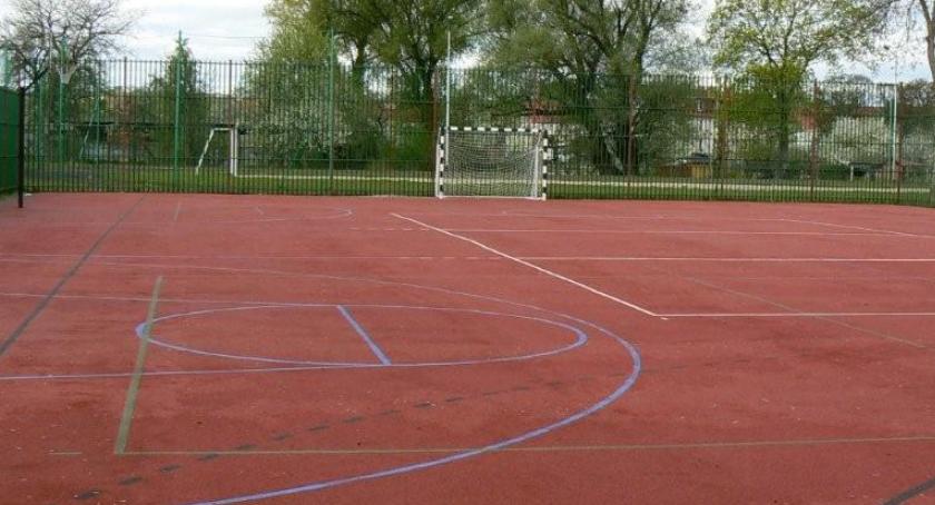 Pieniądze na boisko w Żółtnicy, sprzęt na basenie i żaglówki 