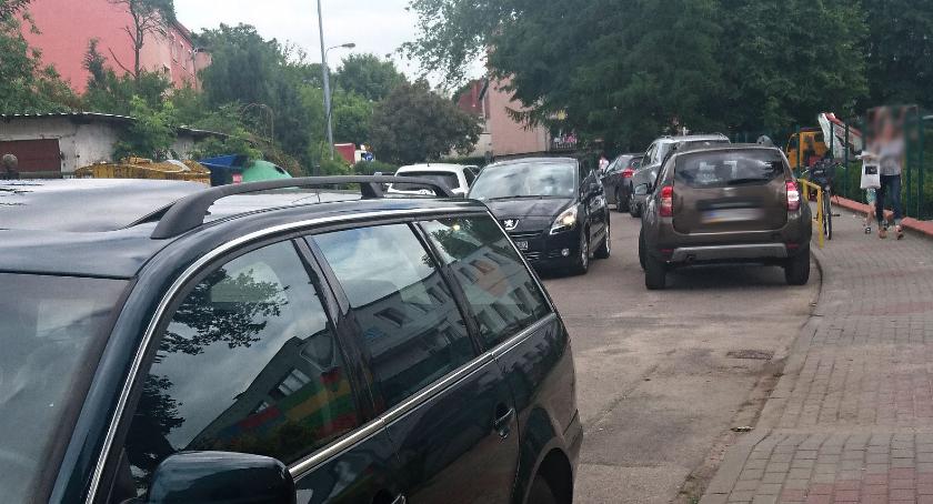 Parkujące auta blokują ulice. Władza twierdzi, że jest inaczej