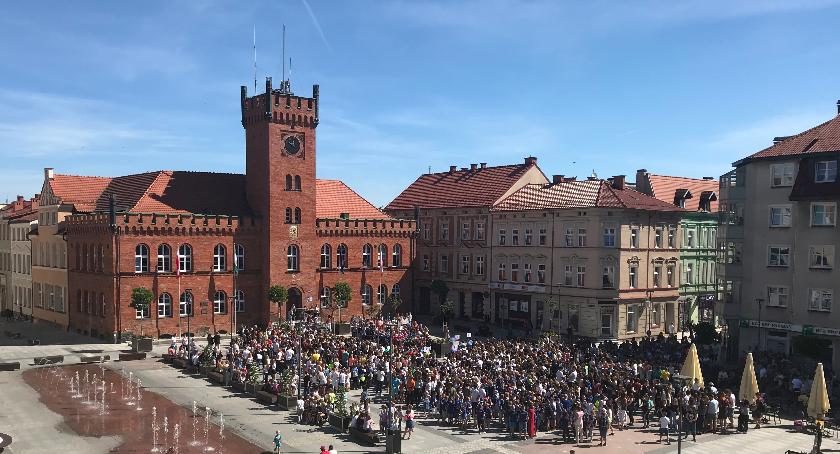 W Szczecinku także włączyli się w akcję bicia rekordu w jednoczesnym czytaniu