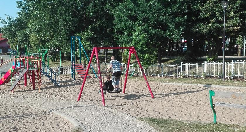 Regularnie niszczony plac zabaw na Kopernika. 