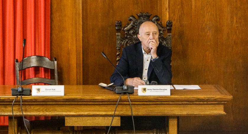 Obniżka zarobków burmistrza? Nic podobnego. W Szczecinku uchwała nie przeszła, ale...