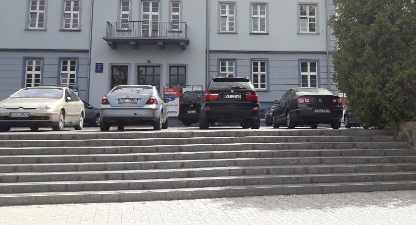Teren przy zamku: Samochody zagradzają przejście [Wrzuć Temat]