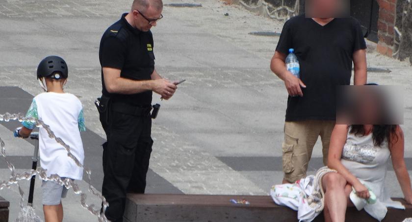 Iphone 8 i pieniądze pozostawione na ławce w centrum Szczecinka. Szczęśliwy finał sprawy