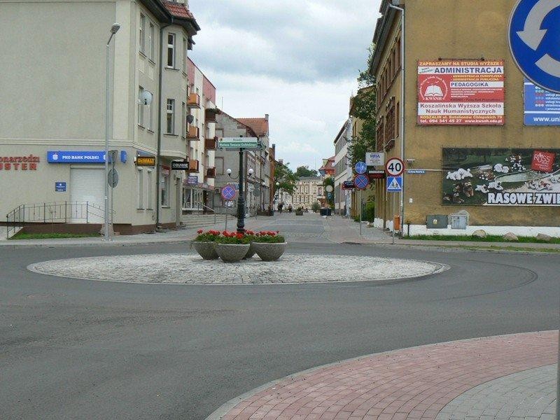 Rondo im. Mariana Tomasza Golińskiego. Tabliczki już są, kwiaty też