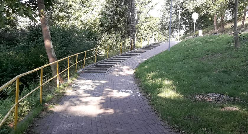 Ścieżkę rowerową trzeba koniecznie poprawić. Niebezpieczny zjazd koło Trzesieki