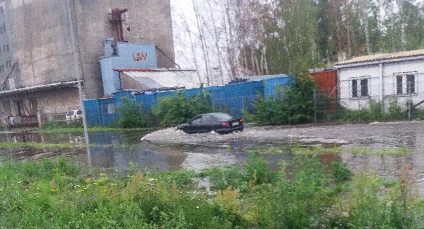 Ul. Waryńskiego jak jezioro. Za zalany samochód nikt nie chce zapłacić [Wrzuć Temat]