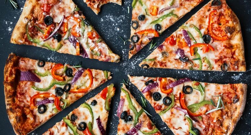 Sprzedawca paliwa, strażnik miejski, dekarz, listonosz, wychowawca, pizzerman