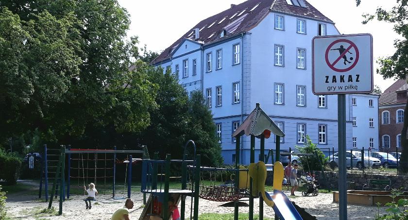 Zakaz gry w piłkę na placach zabaw. Znak jest stawiany bez sensu