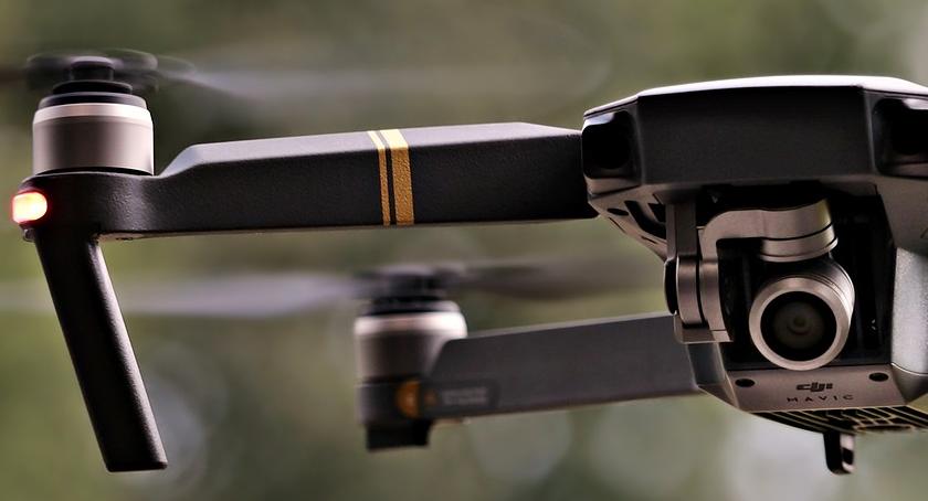 Leci dron, do komina leci kontrola