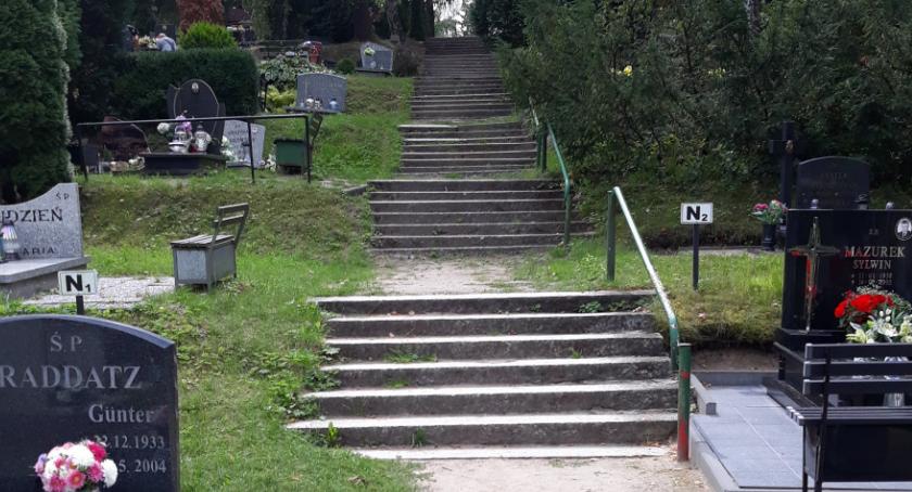 Ścieżka na cmentarzu z nową nawierzchnią. Co ze schodami?