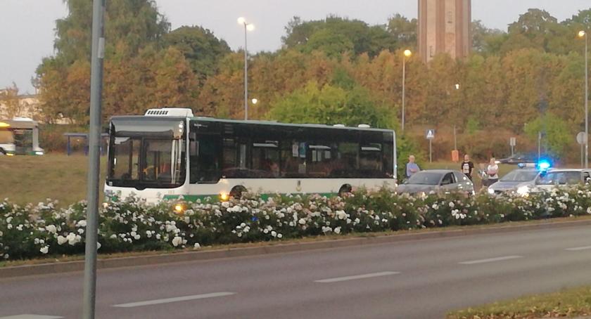 Kolizja samochodu osobowego z autobusem na ul. Jana Pawła