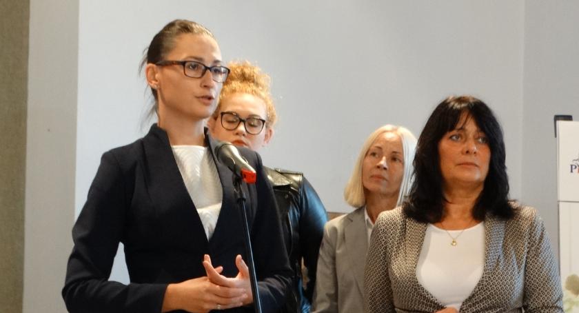 PiS: Rządowe programy w mieście. Wsparcie dla kobiet i dla par w trudnej sytuacji życiowej 