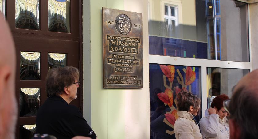 Żył i tworzył w Szczecinku. Wiesław Adamski ma już swoją tablicę pamiątkową