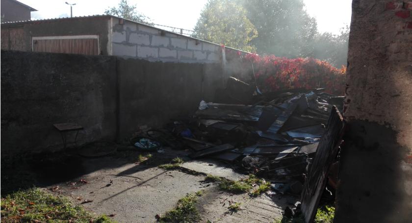 Spłonął budynek gospodarczy. Bezdomny pan Tadeusz nie ma się gdzie podziać [Wrzuć temat]