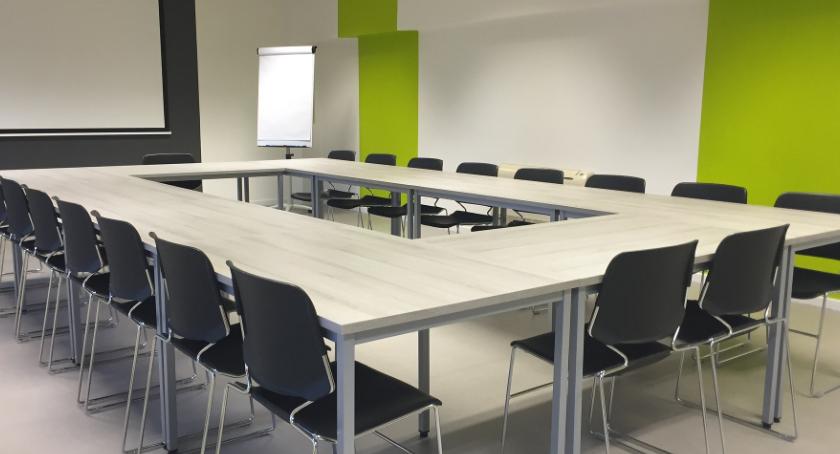 Aranżacja sali konferencyjnej. Na co zwrócić szczególną uwagę?