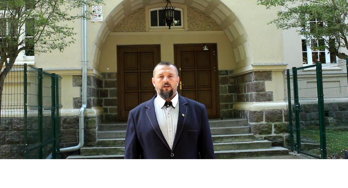 Mieszkańcy nie mają gdzie parkować, a urzędnicy zamykają się szlabanem