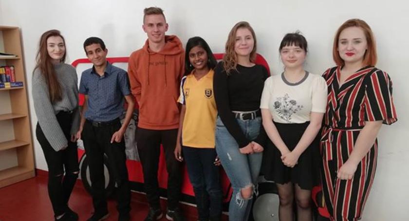 Uczyli się angielskiego z wolontariuszami AIESEC. Anousha z Indii i Jasin z Algierii gościli w ILO