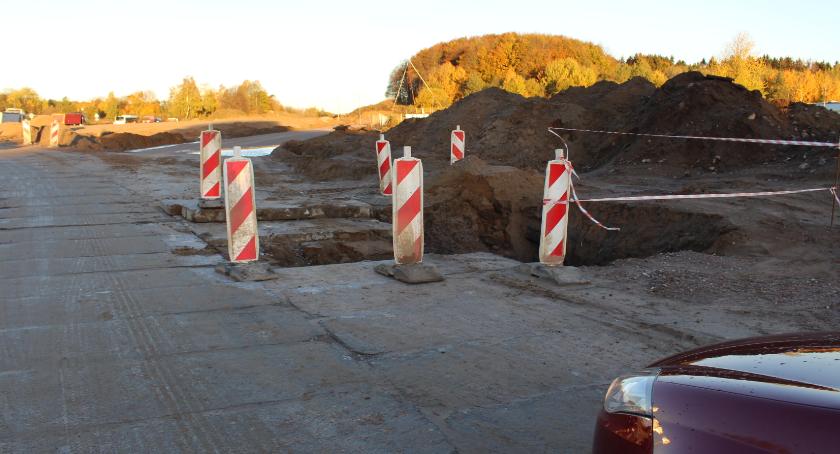 Zalana droga, niebezpiecznie wystające płyty. Koszmar objazdu na Bugno trwa