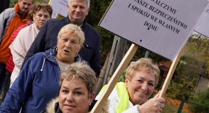 Mają dość pędzących ciężarówek. Mieszkańcy Parsęcka zablokowali drogę