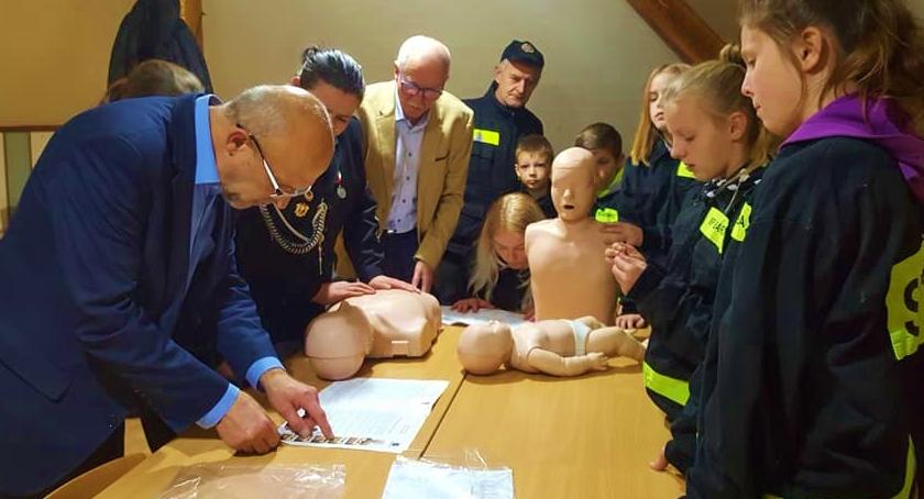 Strażacy w Barwicach z zestawem fantomów