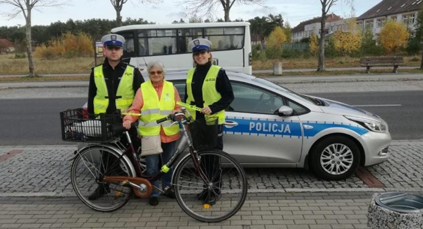 Daj się zauważyć! Policjanci w Szczecinku rozdają odblaski