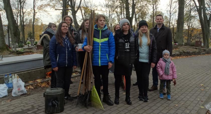 Harcerze ponownie wspólnie sprzątali groby
