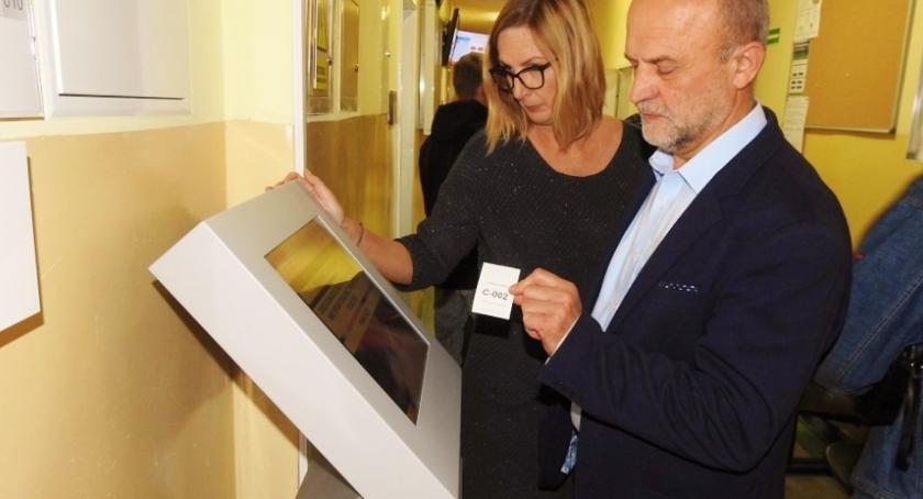 Z biletem po rejestrację. W starostwie działa już elektroniczny system kolejkowy
