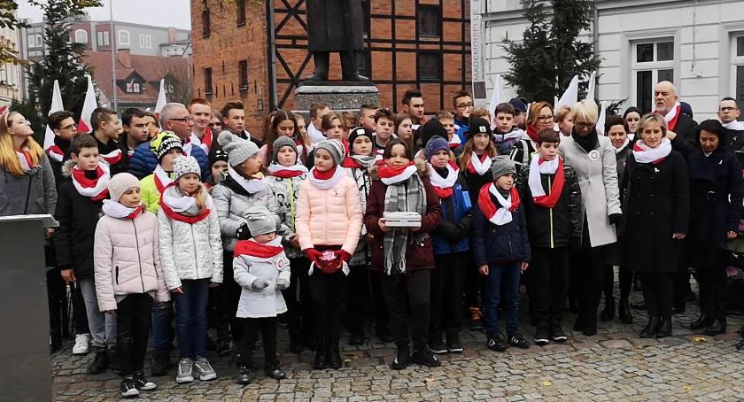 STO dla Niepodległej. Patriotyczne wstążeczki dla przechodniów i wspólne wykonanie hymnu