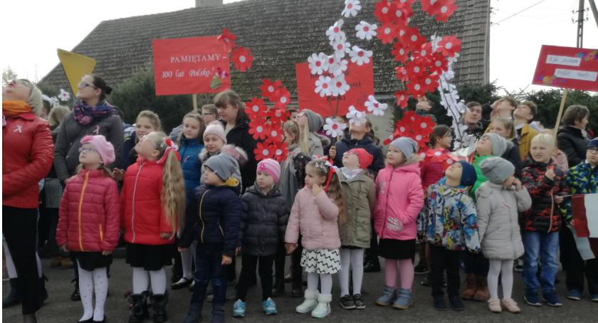 Gwda: 100 baloników poszybowało w niebo z okazji Odzyskania Niepodległości