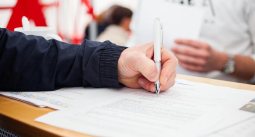 Jak określić informację o wysokości i składnikach wynagrodzenia w świadectwie pracy