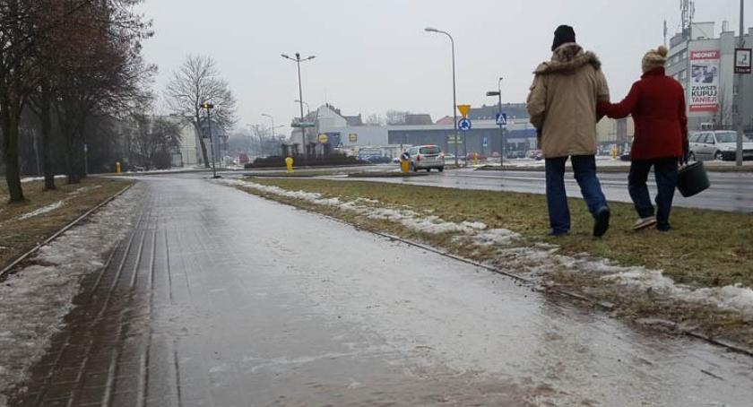Uwaga na gołoledź. Na drogach w okolicy Szczecinka może być dość niebezpiecznie