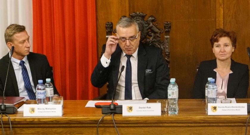 Burmistrz Rak odczytał expose. Wydatki, wydatki, wydatki