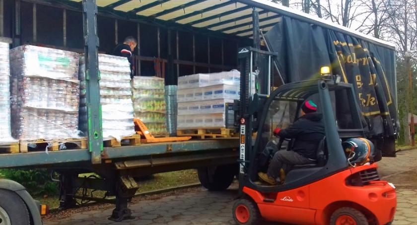 Ciężarówka pełna darmowej żywności