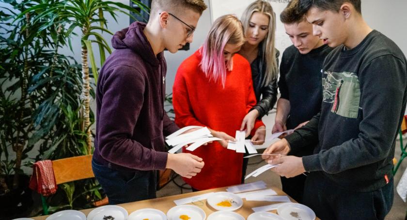 Chcą poznawać bożonarodzeniowe tradycje. W ZS nr 6 w Szczecinku odbył się świąteczny konkurs