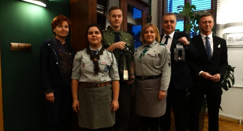 Betlejemskie Światełko Pokoju już w szczecineckim ratuszu