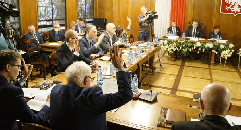 Czy radni w Szczecinku nie będą już mogli zadawać pytań? Co z krytyką i kontrolą rządzących?