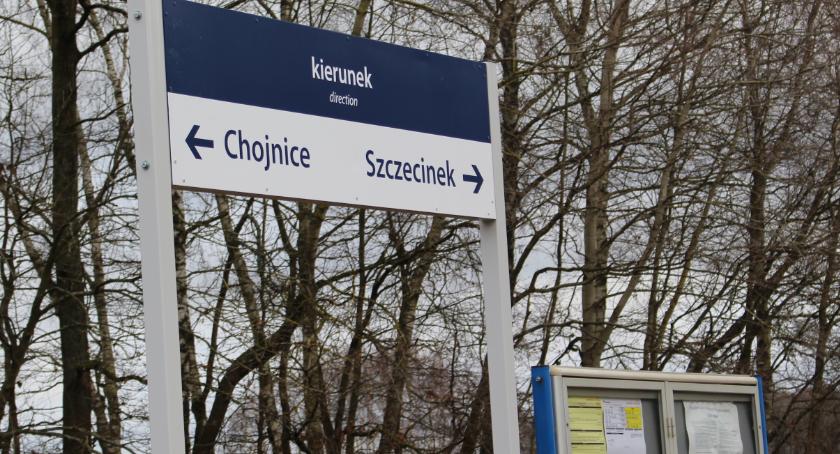 Kierunek Szczecinek. Nowe tablice i wiata na stacji kolejowej