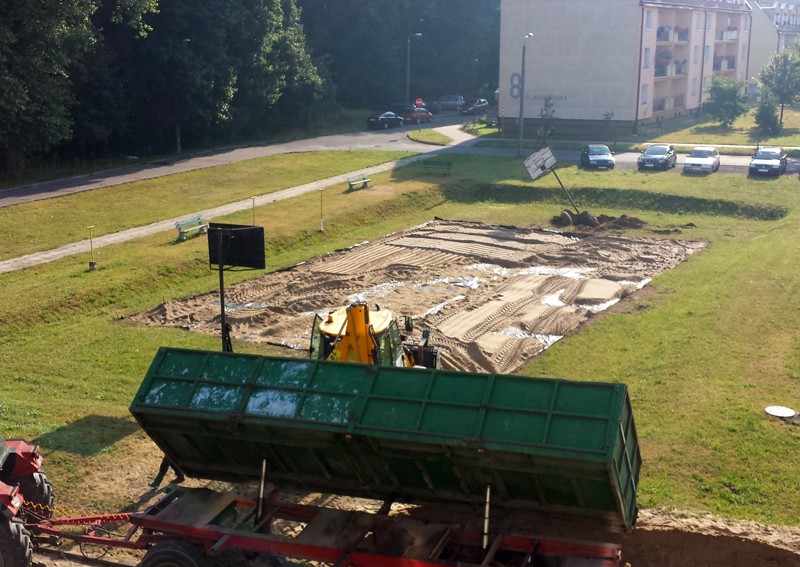 Siatkarze MKS Gryf budują boiska