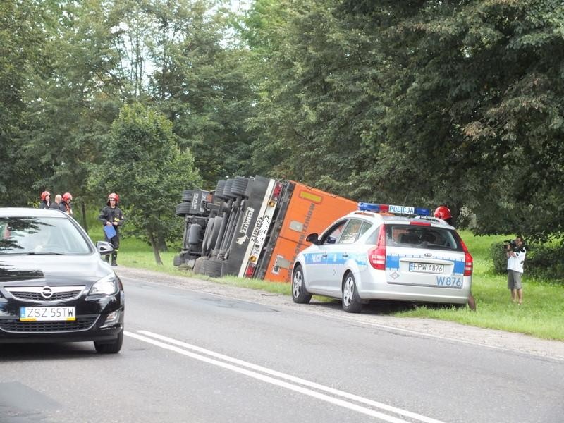 Na obwodnicy wywrócił się TIR. Foto z podnoszenia kolosa (aktualizacja x2)