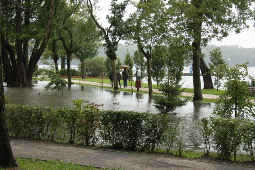 „Jedenastka” już wolna od wody, park podtopiony 