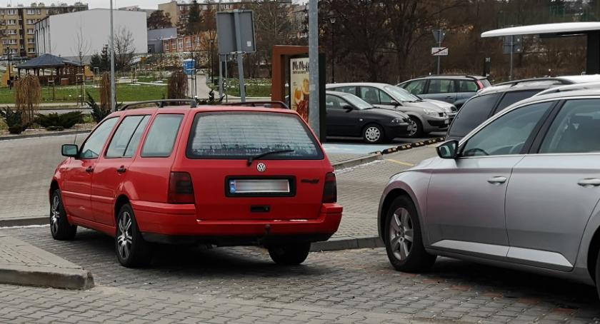 Szok. Bezdomna z wyboru zamieszkała zimą w samochodzie. Kto jej pomoże?