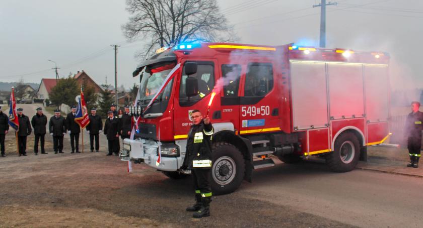 Strażacy z Parsęcka z nowym volvo. 