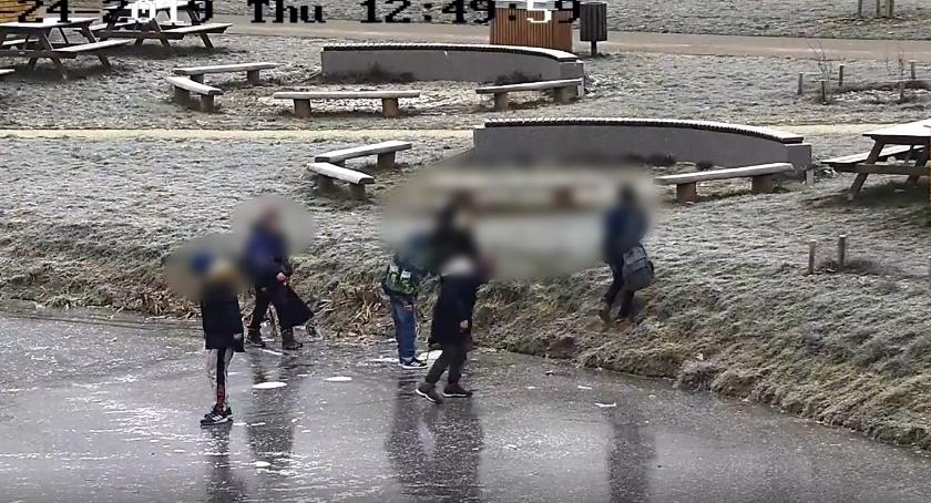 Niebezpieczne zabawy na cienkim lodzie