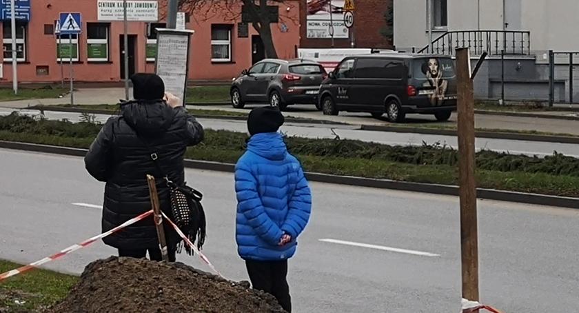 Mieszkańcy marzną, mokną i czekają na przystanki z telewizją